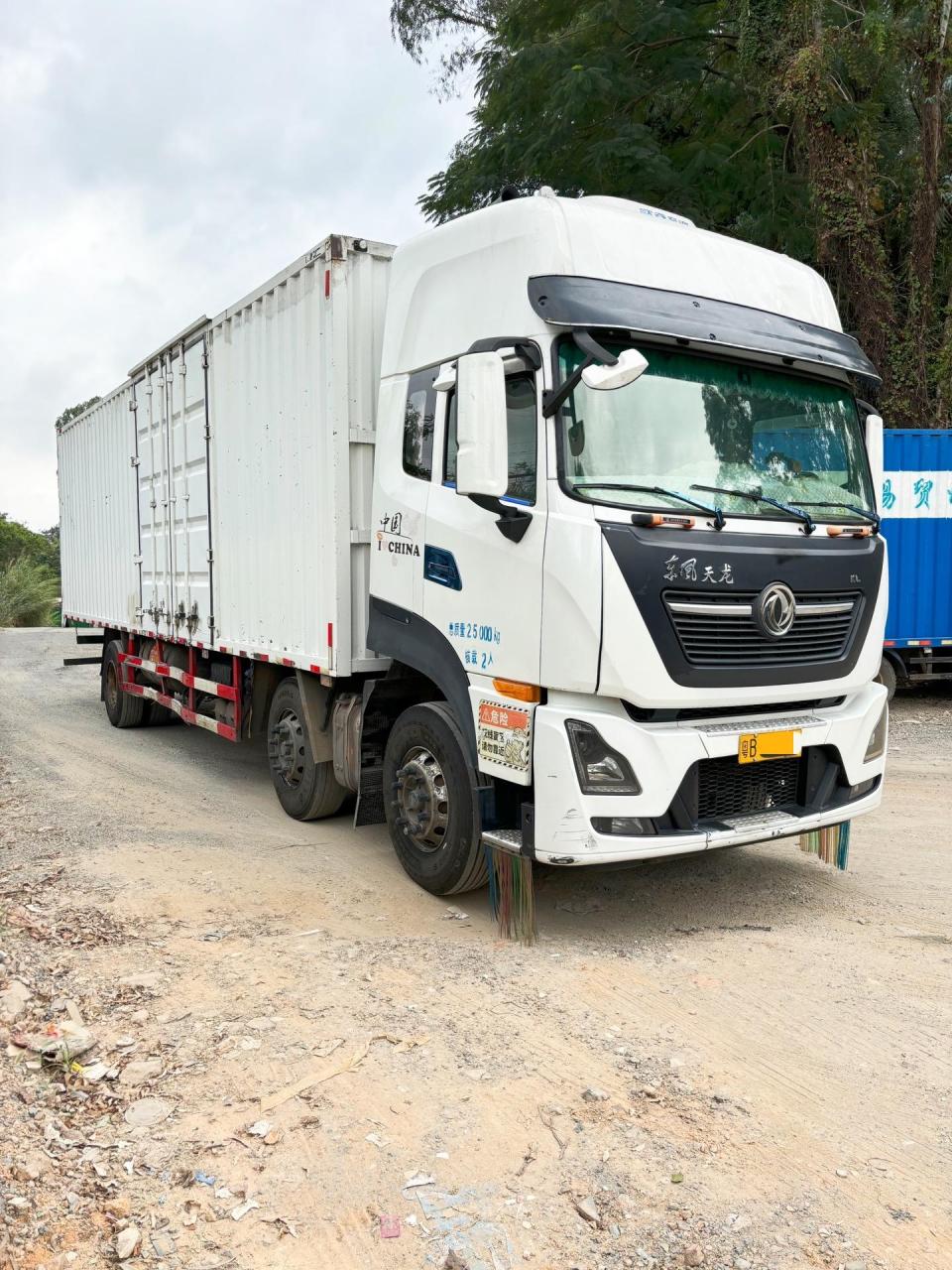 6米)深圳牌.东风天龙kl.2020年11月上牌.箱长9.6米宽2.55米高2.7米.