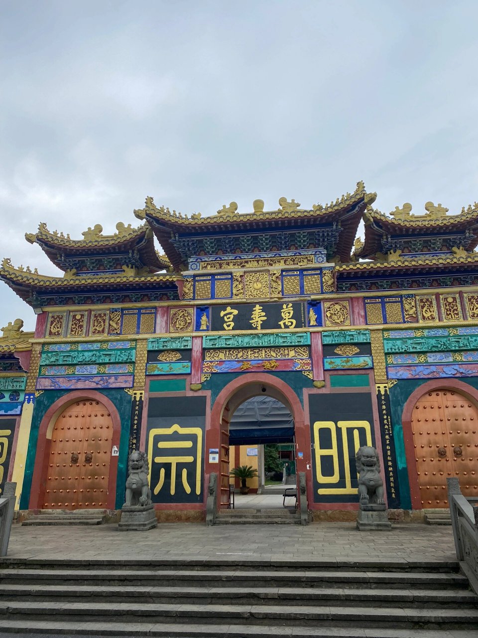 南昌西山万寿宫 1700年的古树守护着西山(玉隆)万寿宫.