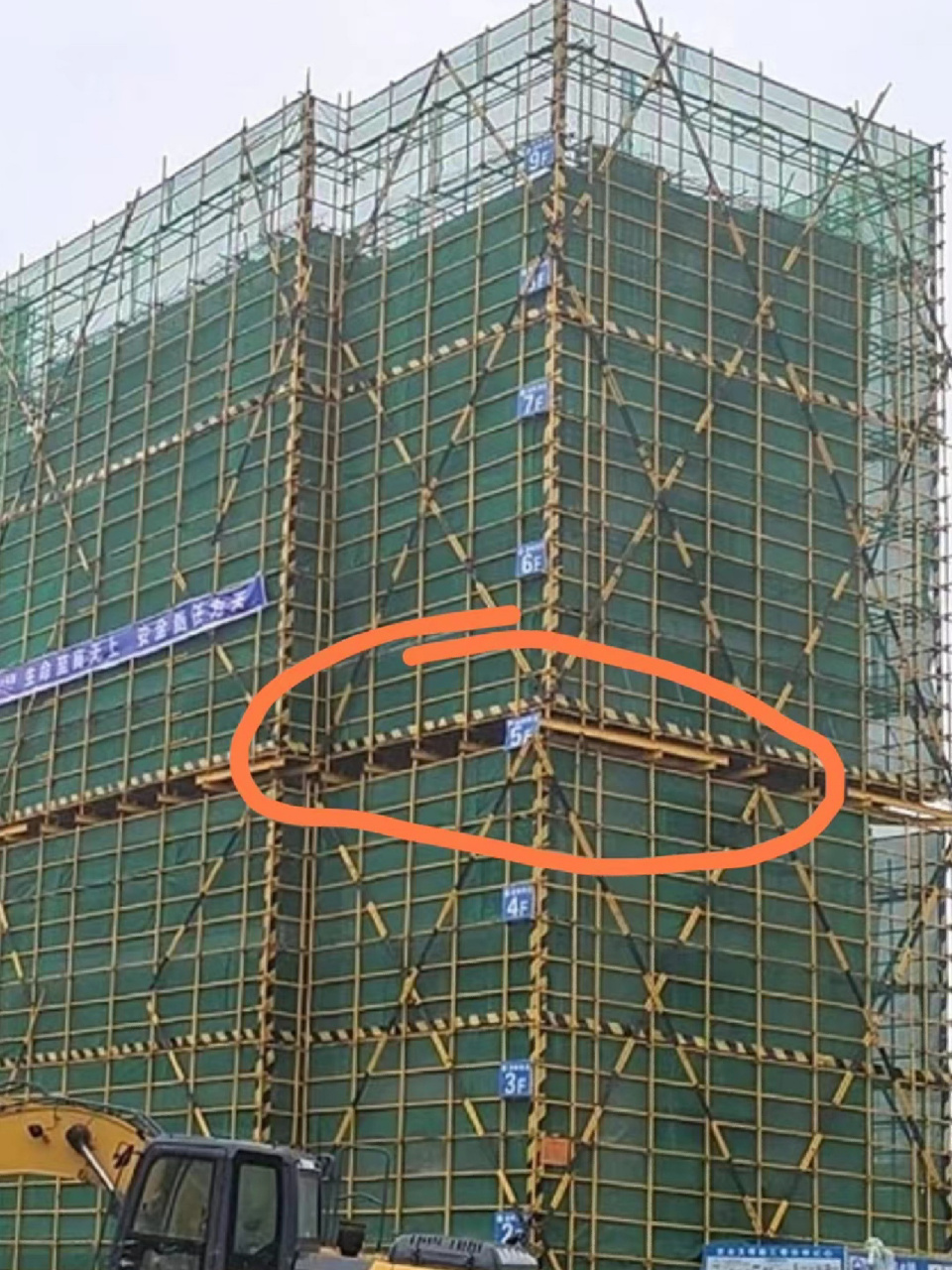 以上图片划圈的楼层就是槽钢层,解读槽钢层 很多人买房的时候都想选择