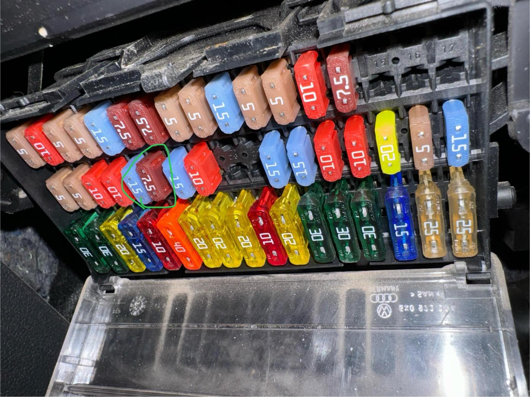 大众捷达雨刮喷水电机不工作同时雨刮不工作 换这个保险丝吧