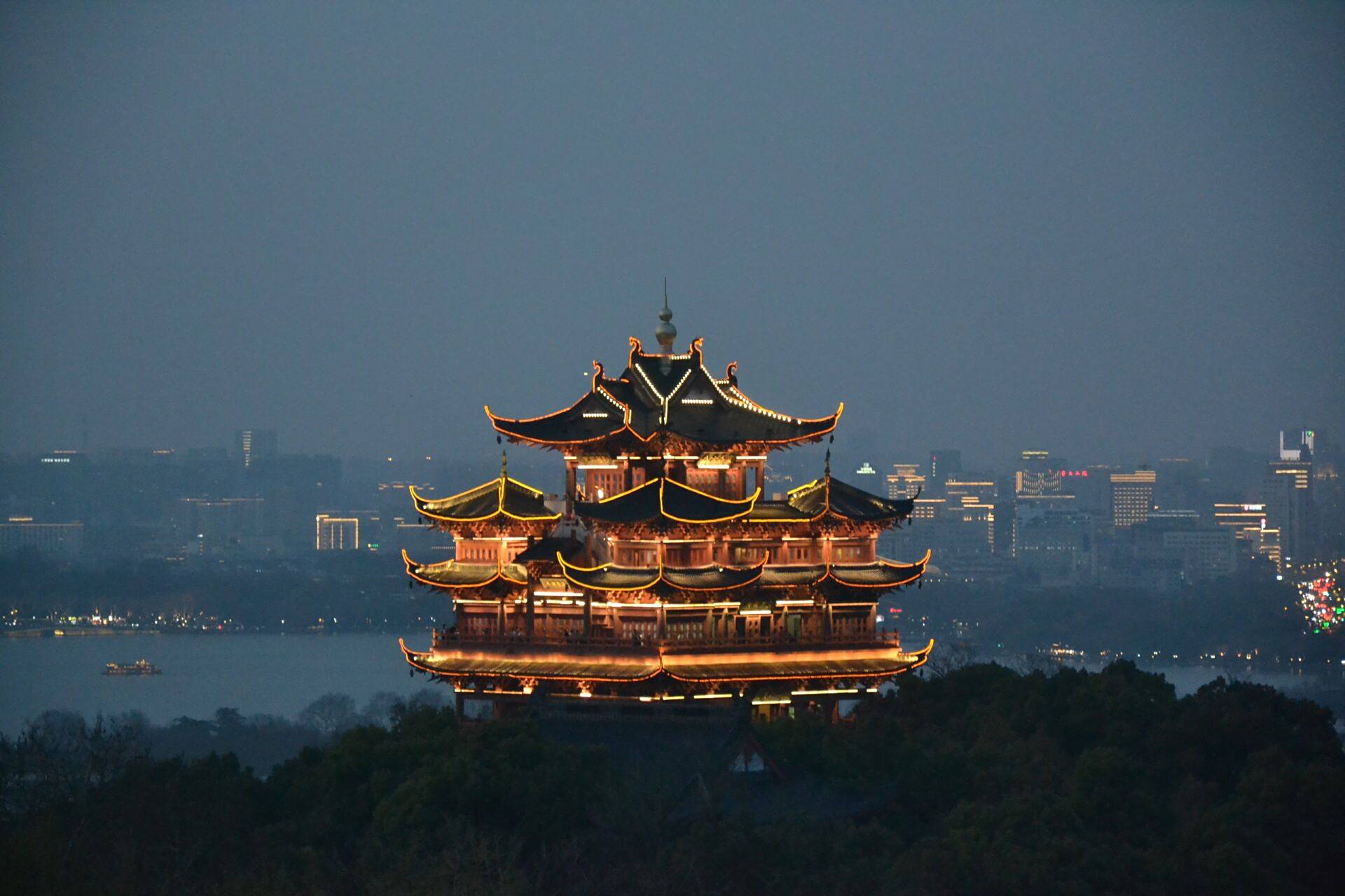 在杭州大学生一定要趁免费去一次城隍阁 西湖边两个登高赏景的地方,一