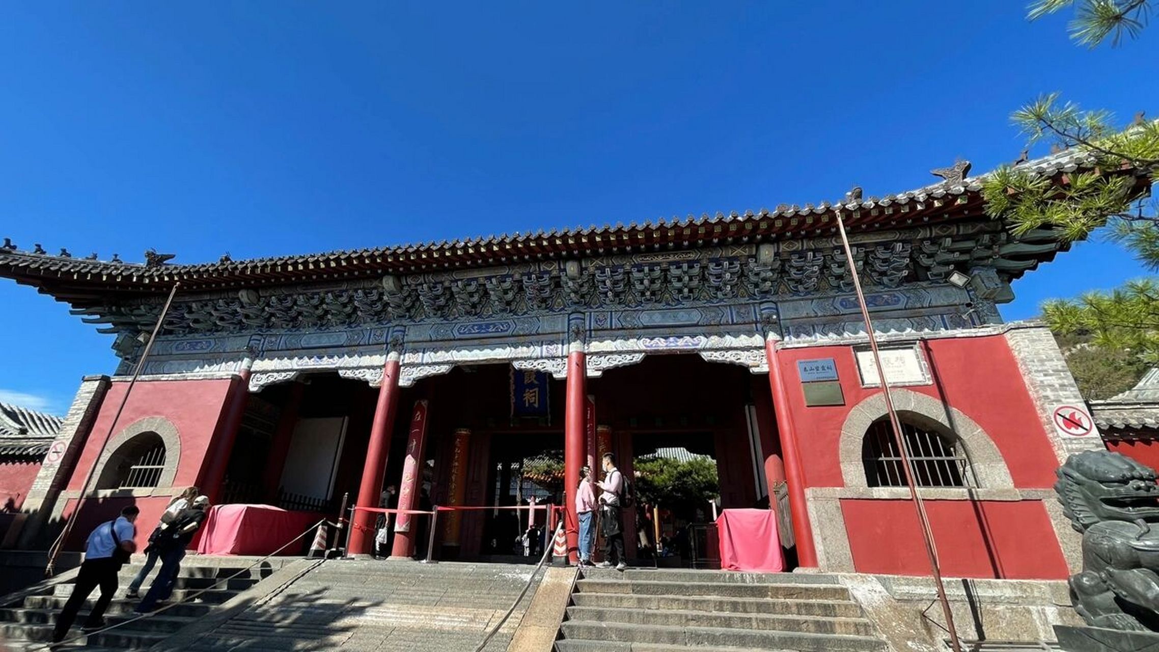 懒人级轻松览泰山全景路线(轻级挑战)② 接着上一篇说: 我们乘坐大巴