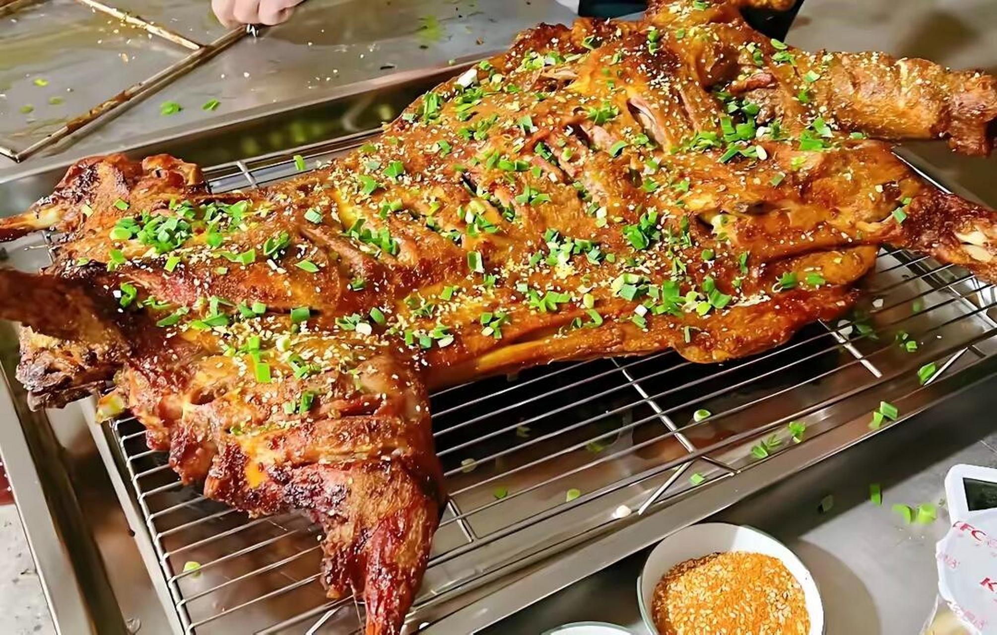 1,烤全羊,整只羊经过精心腌制后,在特制的烤架上