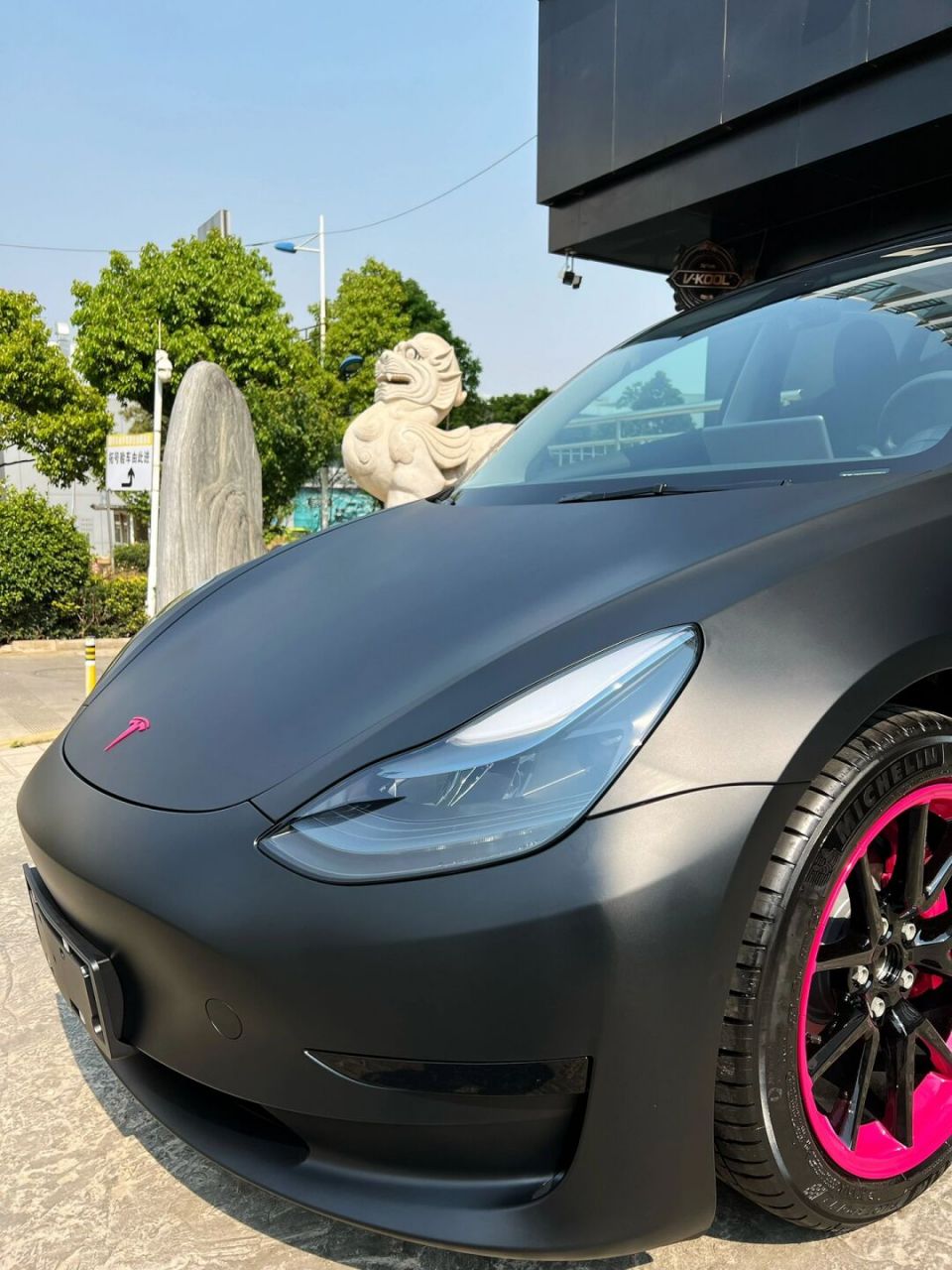 特斯拉y|超哑黑 超哑黑他是不发光,反光不强的黑色.