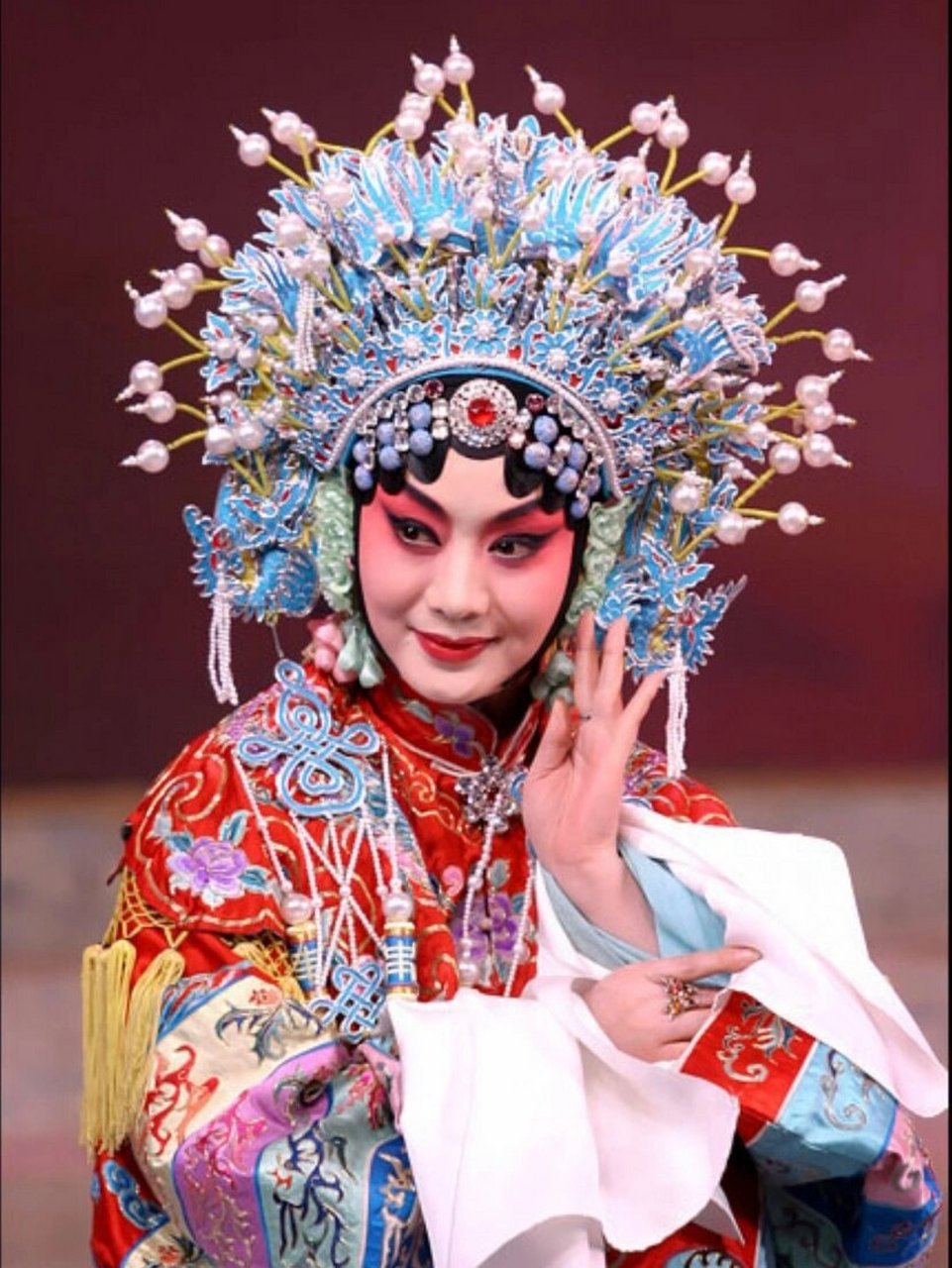 京剧花旦指法 花旦行当所扮演的人物类型众多,因此,舞台表现形式,手段