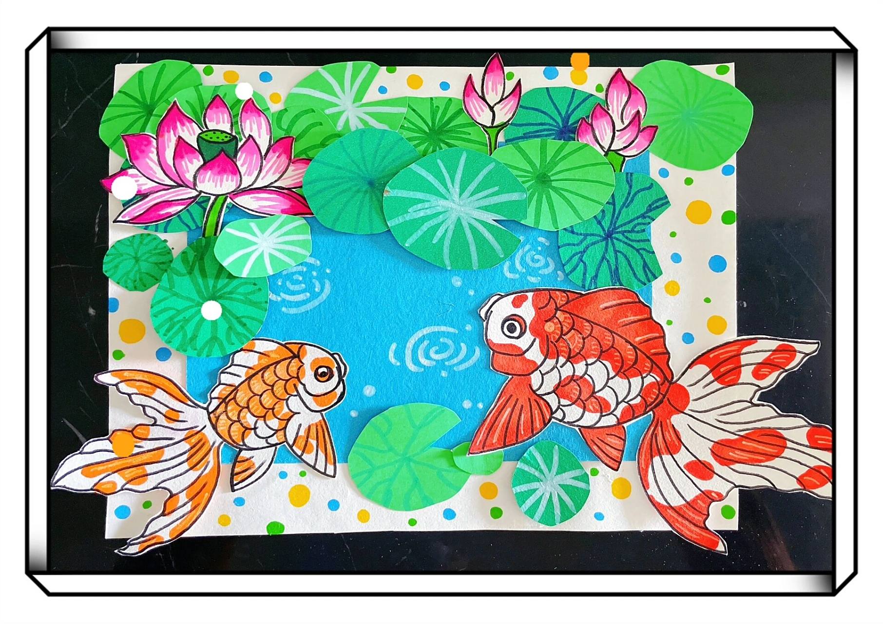 每日分享儿童画《鱼戏莲叶间》 观察金鱼的特征和细节,深入刻画.