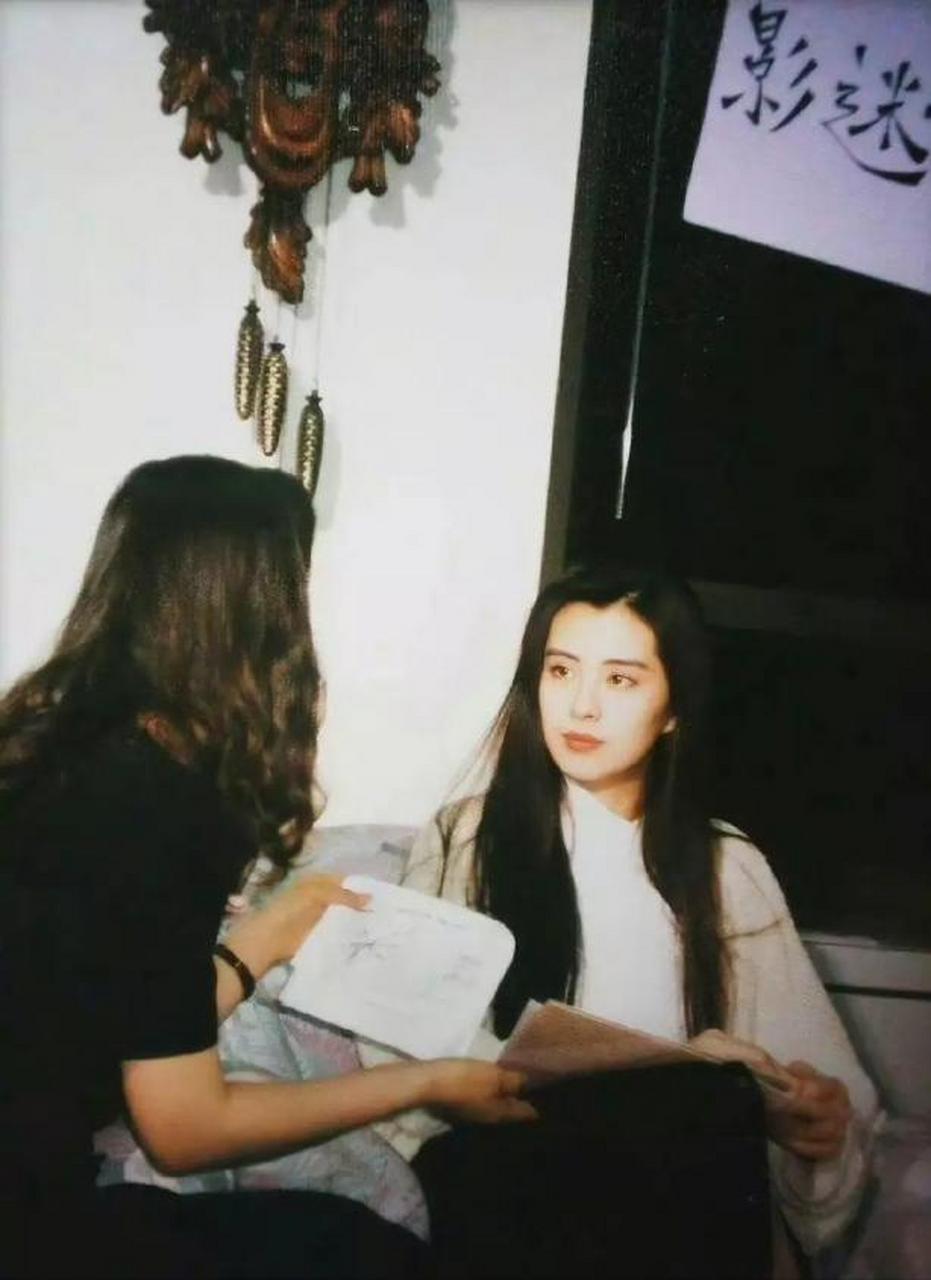 最近有网友在加拿大偶遇王祖贤,女神破天荒的同意合影,只是要求网友