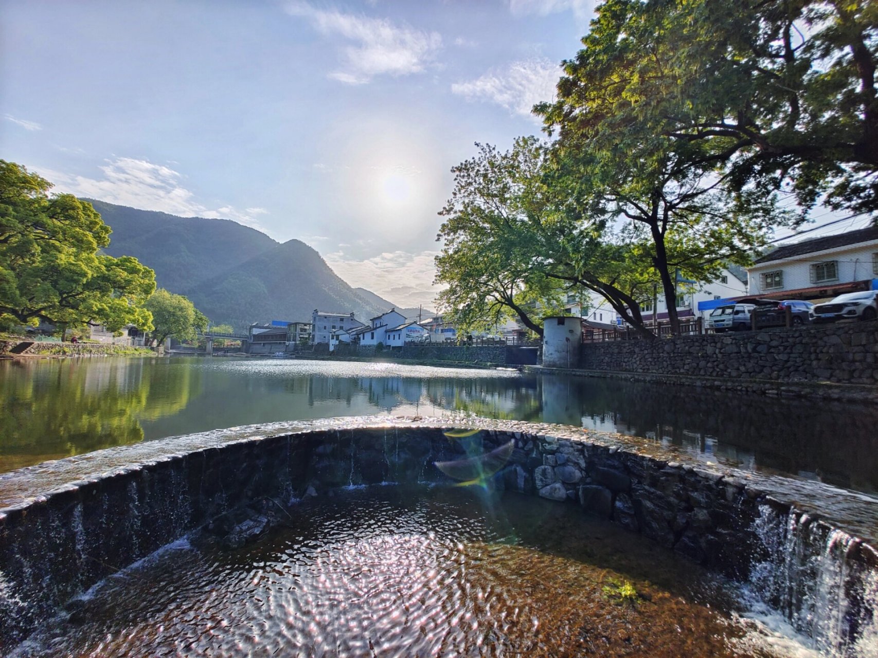 余姚鹿亭中村    余姚中村位于四明山深处鹿亭镇,村中有座白云桥,白云