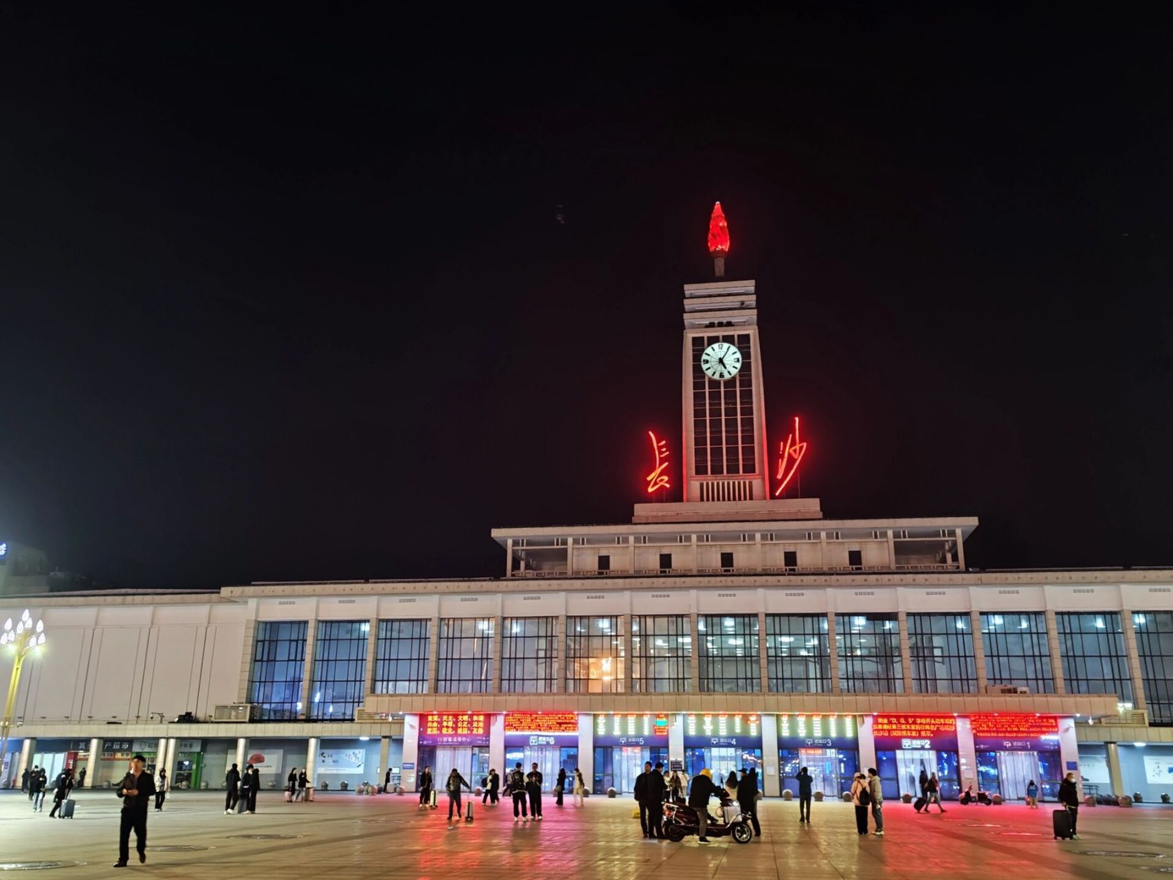 凌晨5点到达长沙站 做了绿皮火车,半夜4点多在长沙站,挺热闹的,旁边有