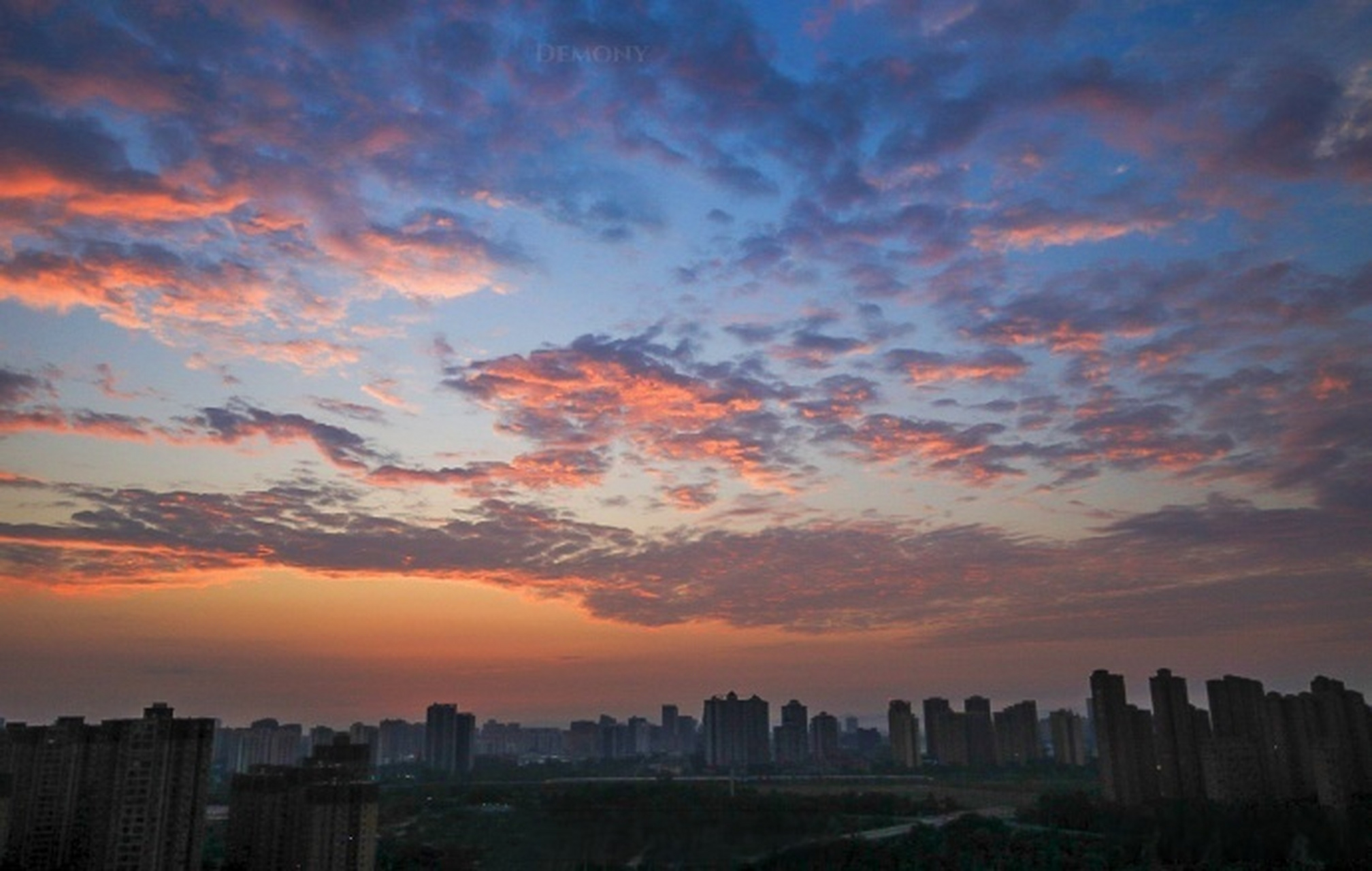 【天气晴朗】#成都每日天气# 早间天晴阳光在,11时全市气温在31℃上下