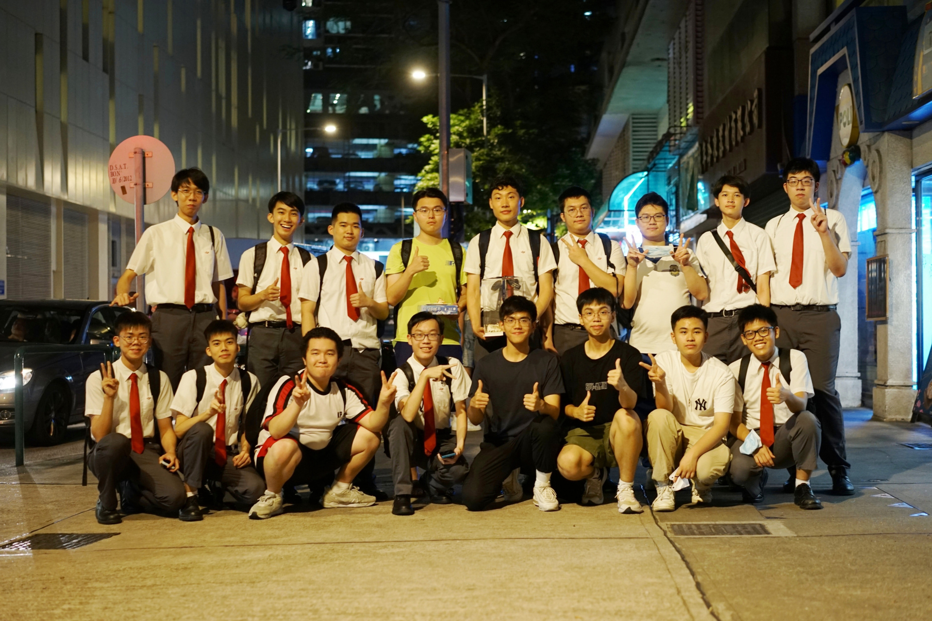 (1) "我们是镜平学校的学生,我们都是理科的,我们明天毕业礼——我们