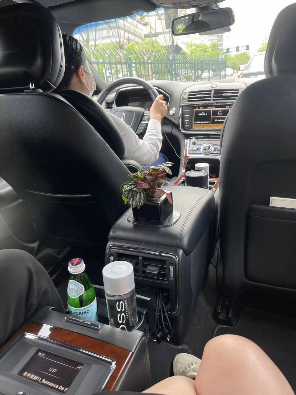 滴滴豪车体验 上车主动开门,不像专车司机有的很热情,有的不行,会放