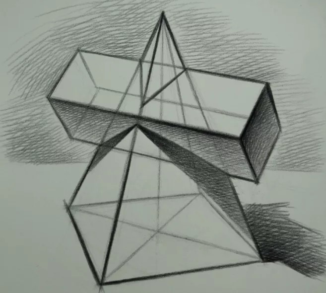 方锥穿插体素描画法步骤 方锥穿插体是长方体和四棱锥体的组合,写生时