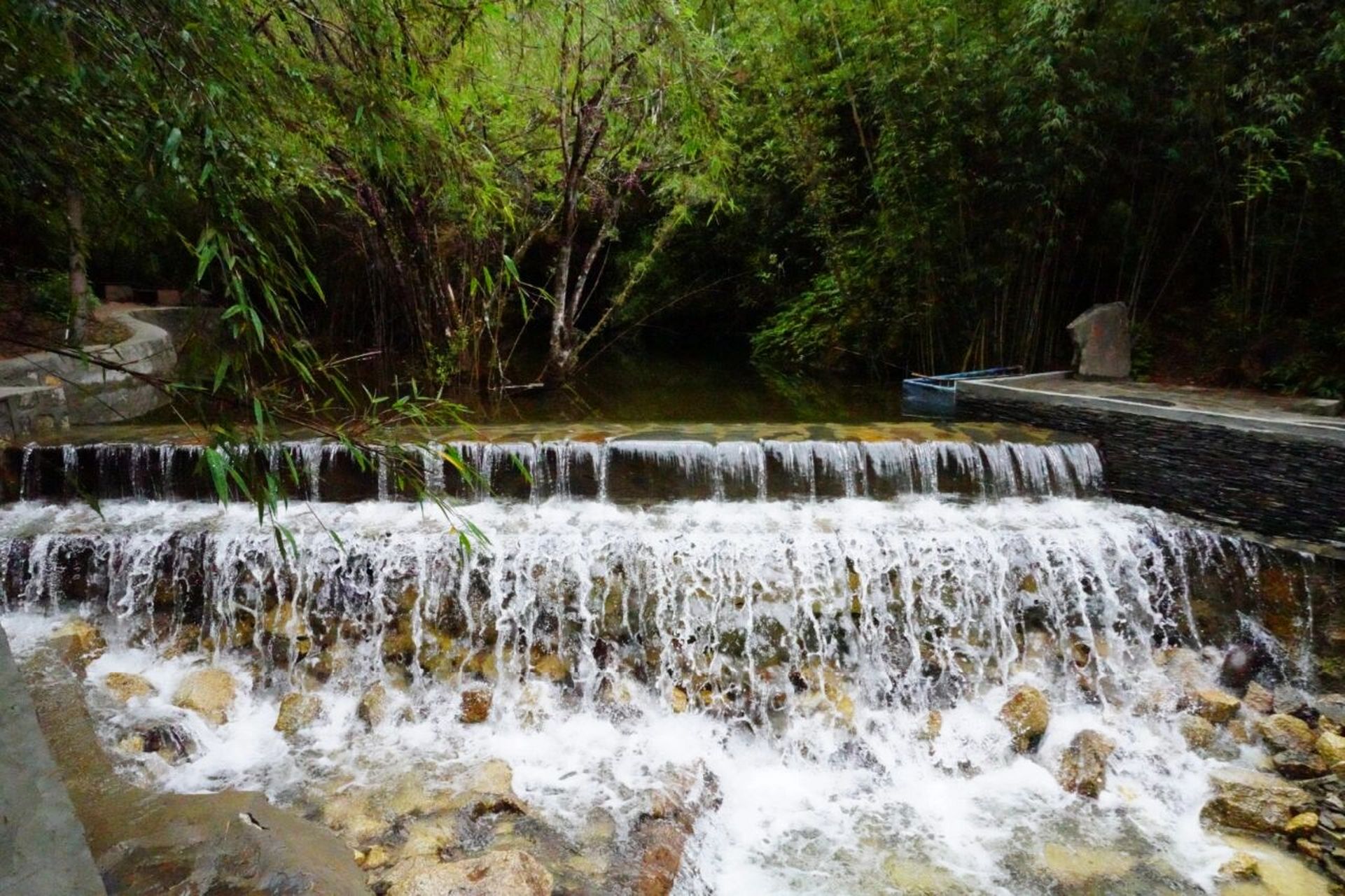 卡定沟 卡定沟,位于西藏318国道拉萨至林芝段距八一镇24公里处,海拔