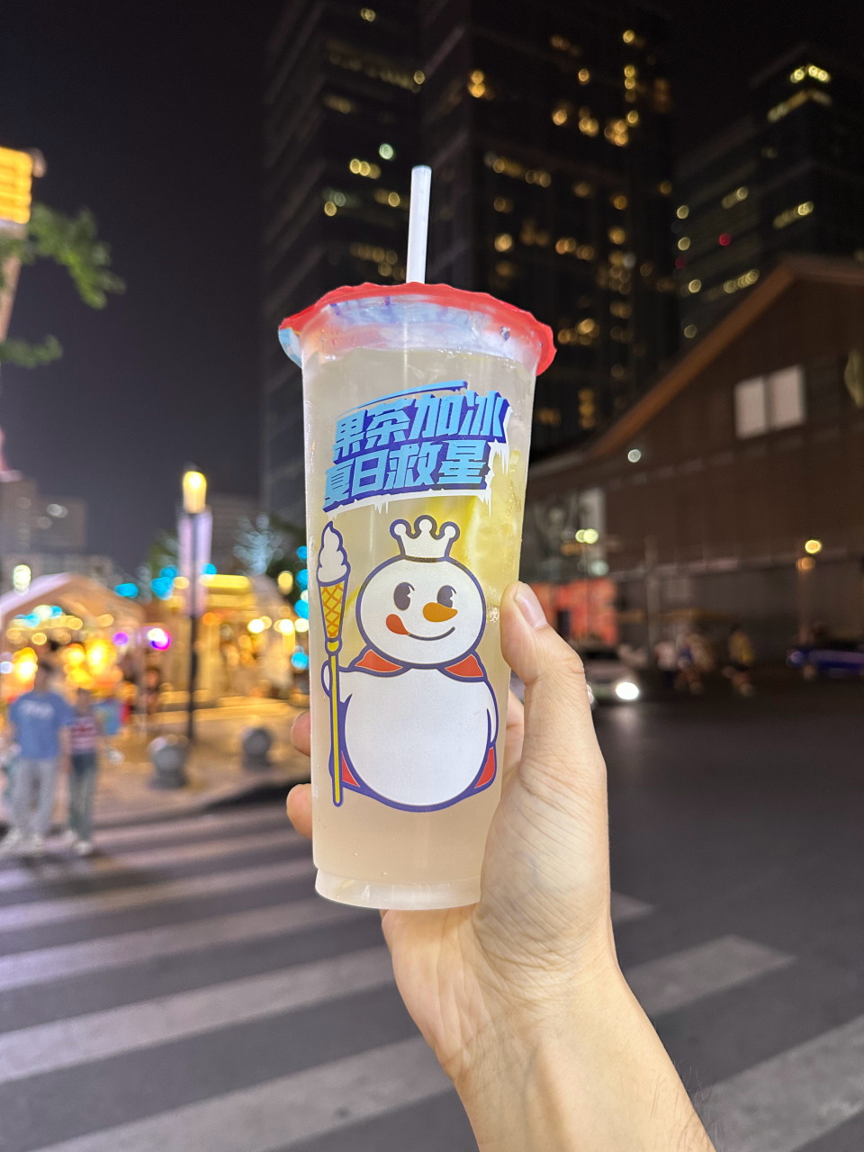 蜜雪冰城4块一杯的柠檬水真的很好喝耶!