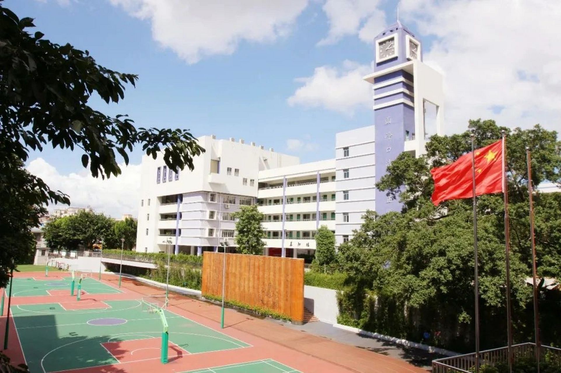 深圳观澜中心学校 观澜中心学校位于深圳市龙华区观澜街道94号,是一所