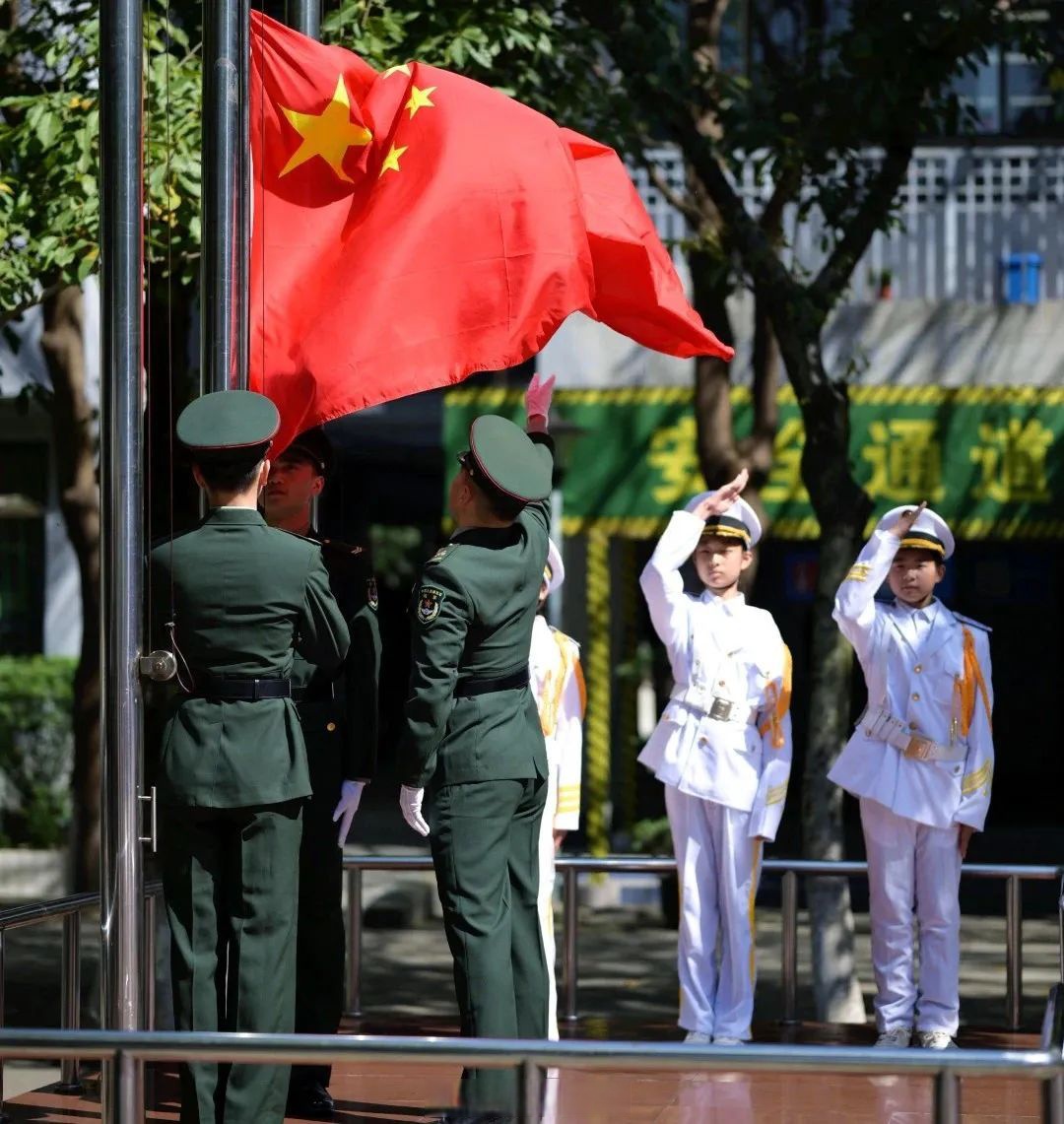 我在成都向国旗敬礼# 当国歌响彻耳畔,当国旗冉冉升起,你是否也和我