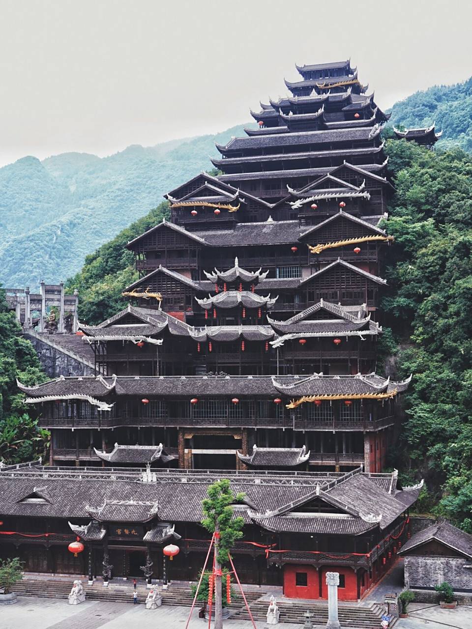 蚩尤九黎城|中国最大的苗族传统建筑群 蚩尤天生怪异,勇猛异常,曾率领