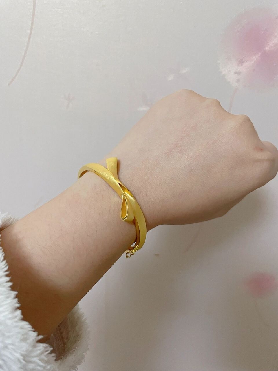 周生生蝴蝶结丝带手镯 又去周生生选金镯子啦看来看去还是周生生的