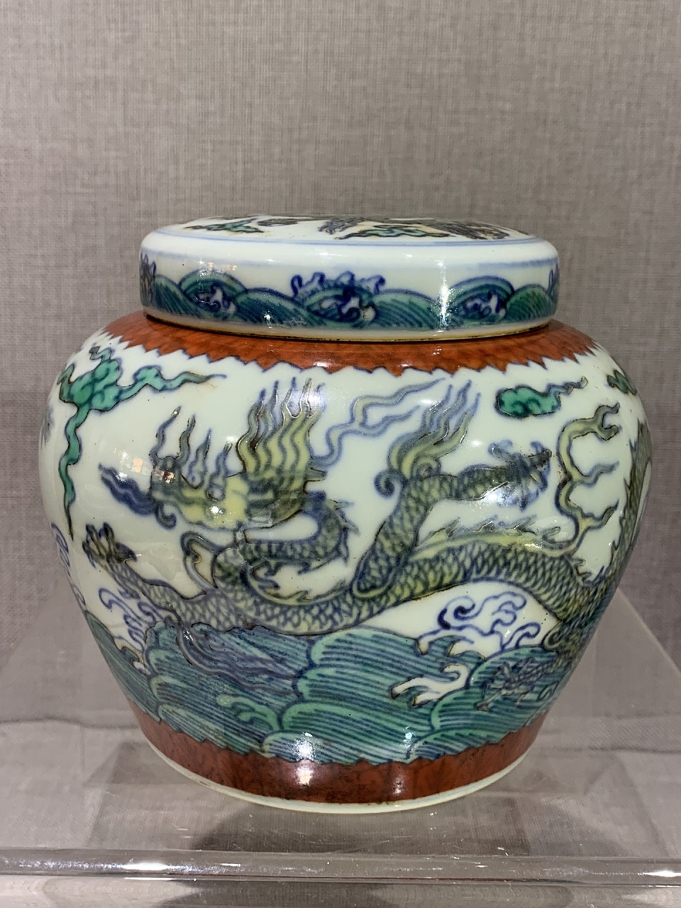明成化斗彩海水龙纹天字罐