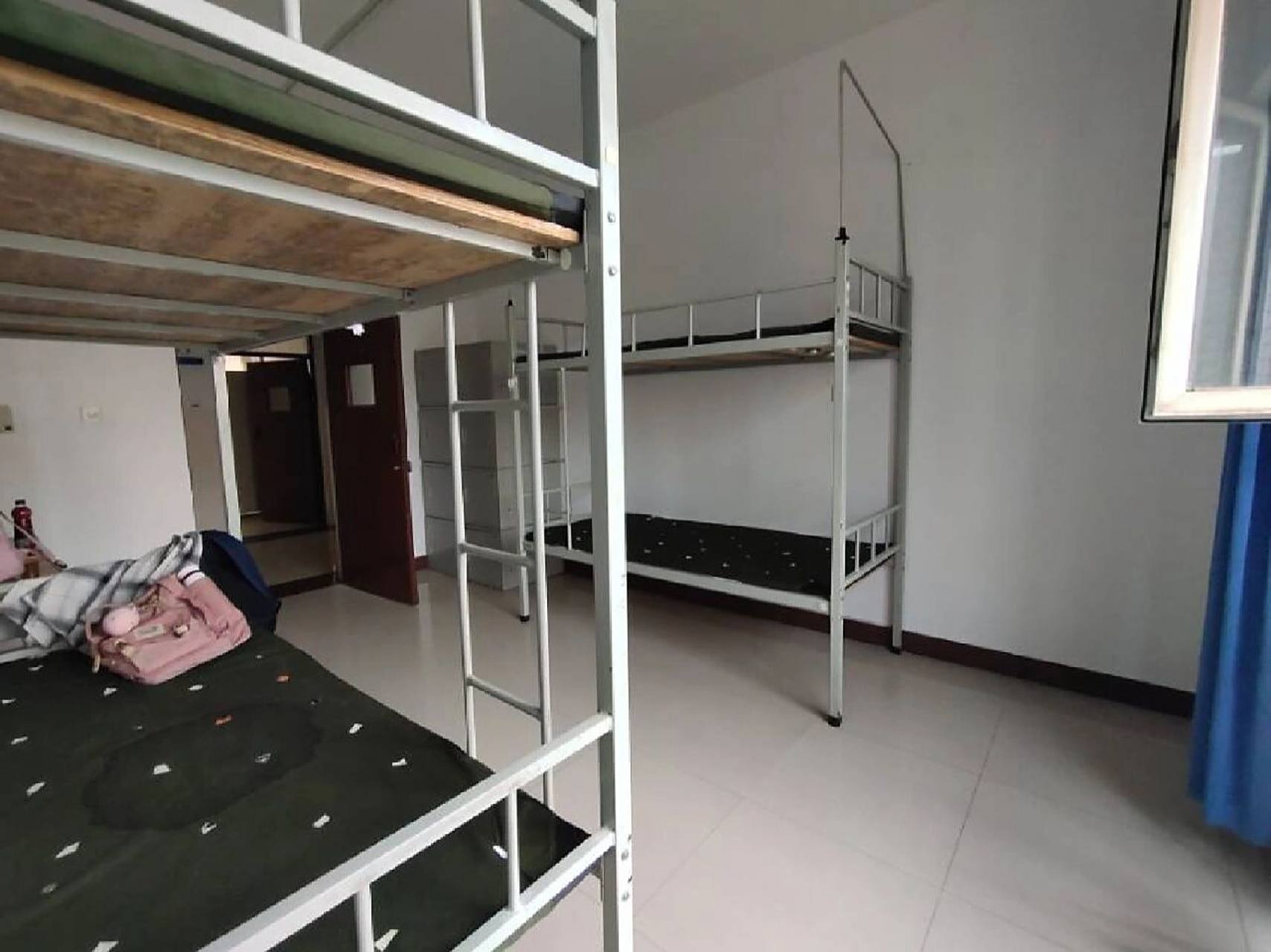 赤峰二中宿舍 全部都是四人间,但四人间不一定有四个人哦,我们宿舍