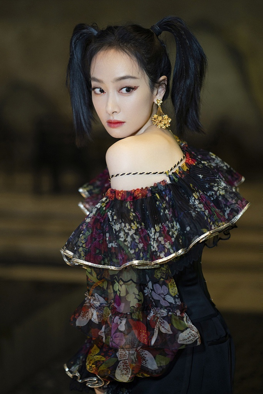 宋茜旧时光写真,俏皮双马尾,搭配黑色蕾丝,灵动又性感