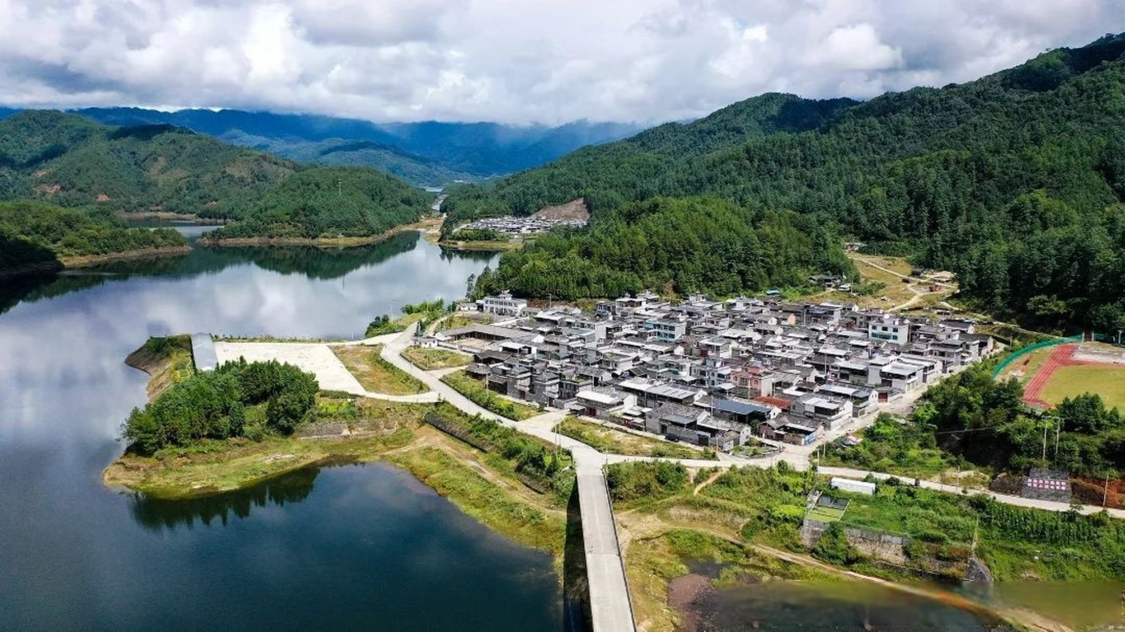 乡村振兴看腾冲# 【腾冲猴桥:"4个2"绘就边境幸福村新图景】今年依创