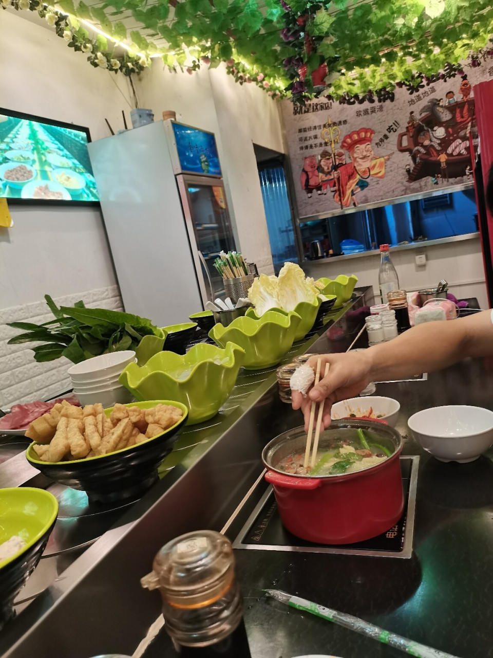 今晚和老妈来吃自助火锅25元一位 菜品有刀削面 方便面 白菜 火腿