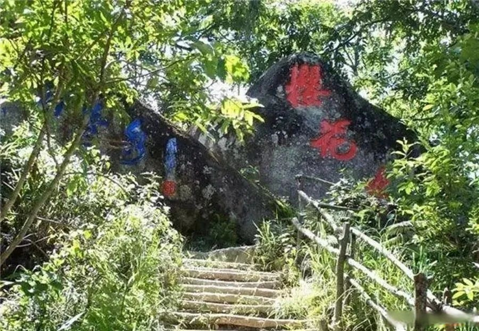 樱花谷,位于高黎贡山西麓,离腾冲市区26公里,是一处纯天然的自然风景