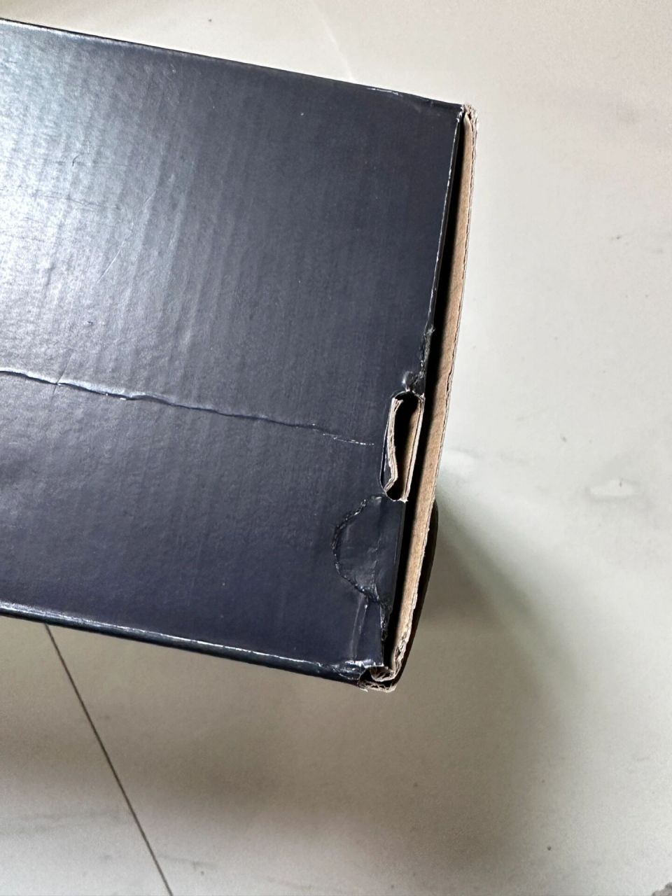 鞋盒破损 这样能过得物吗 鞋盒损的蛮严重 补完后凹凸不平 这种情况