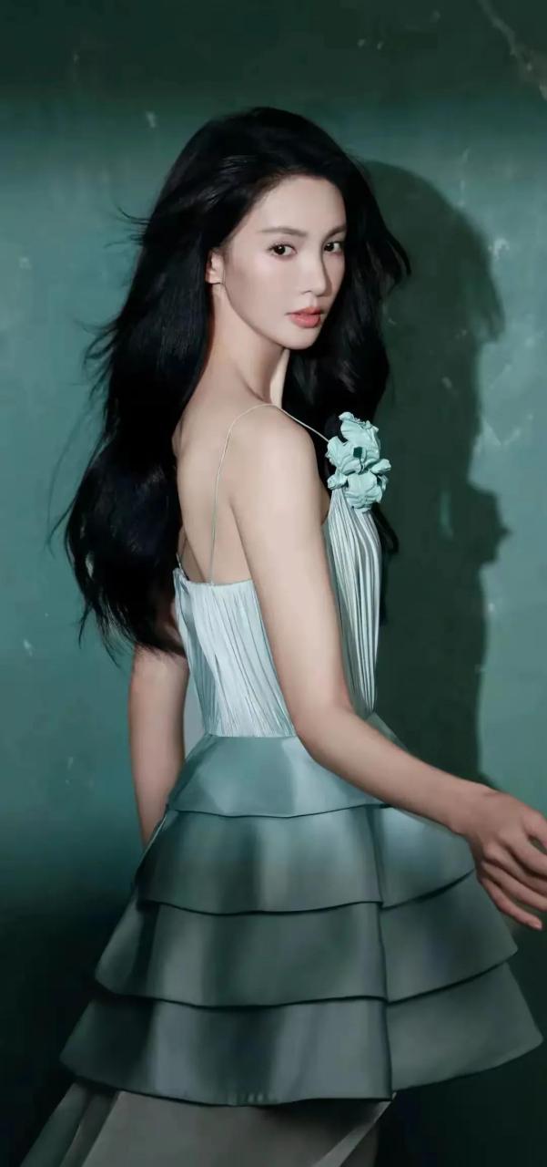 之前不是在传金晨和邓伦是男女朋友吗? 这怎么又来一个"融创太子爷"?