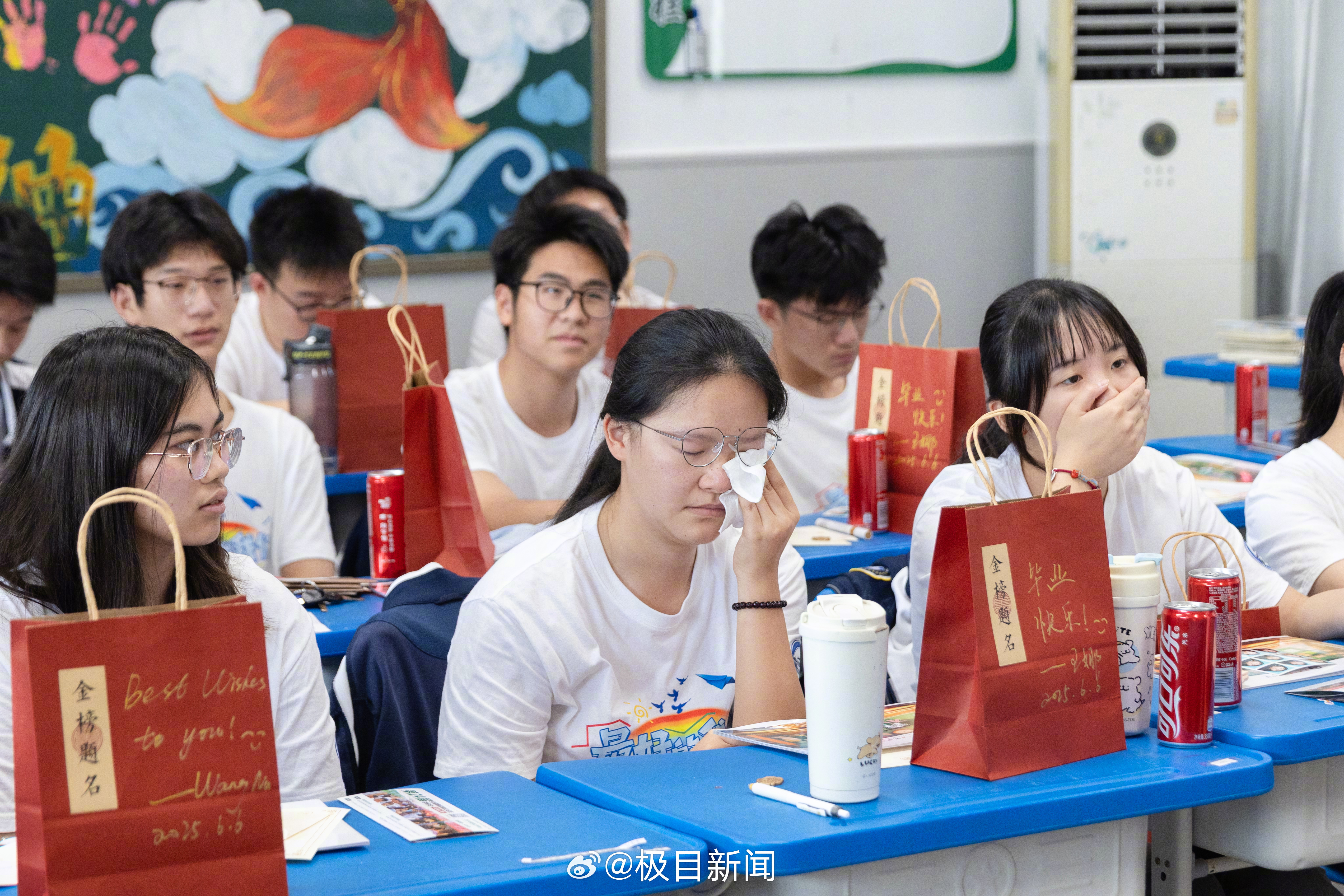 400株向日葵空降武汉校园 6月6日上午,武大附中高一高二学弟学妹们