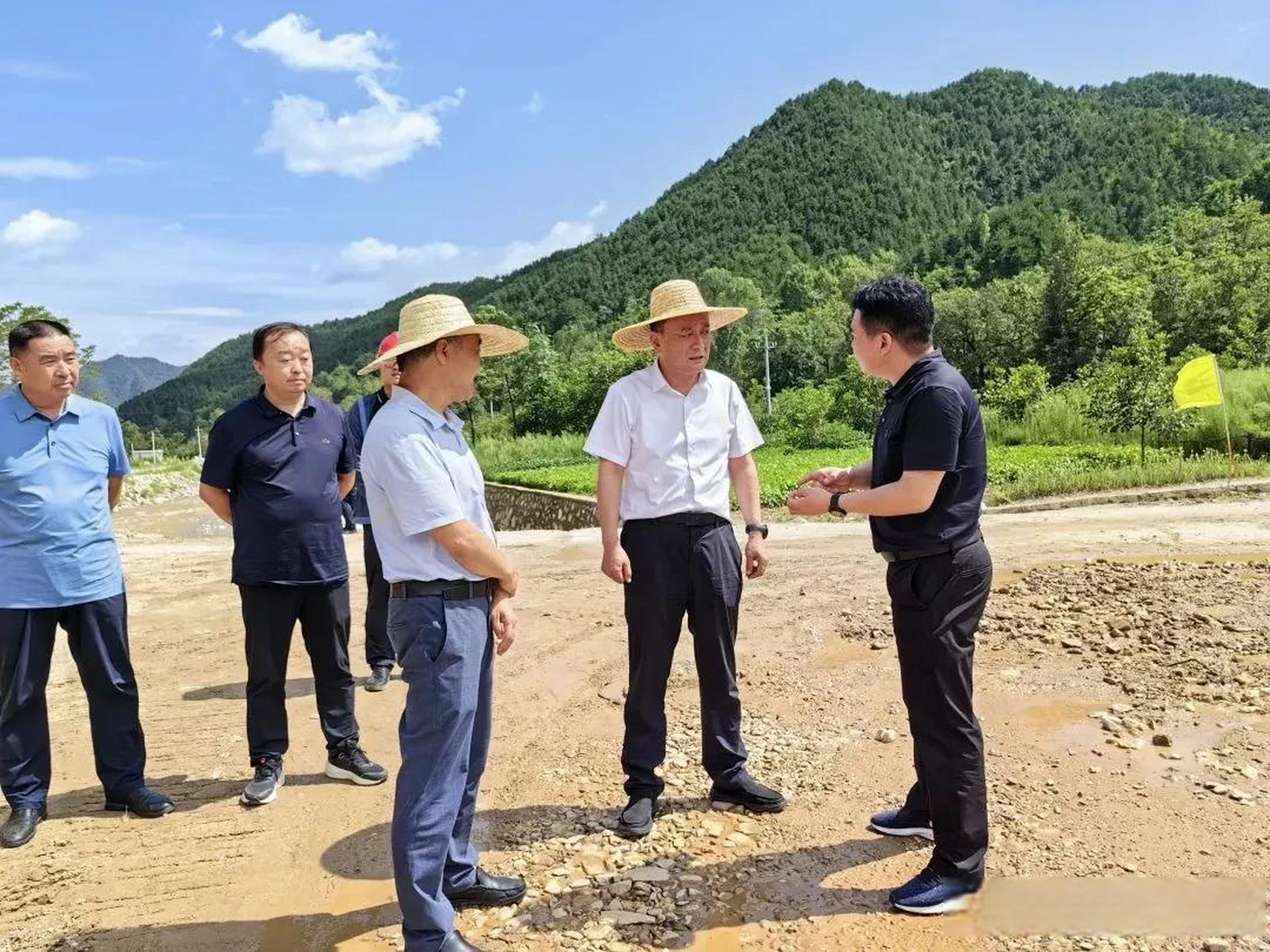 陕西省商洛市洛南县县委书记杨长江调研公路项目建设工作  8月12日