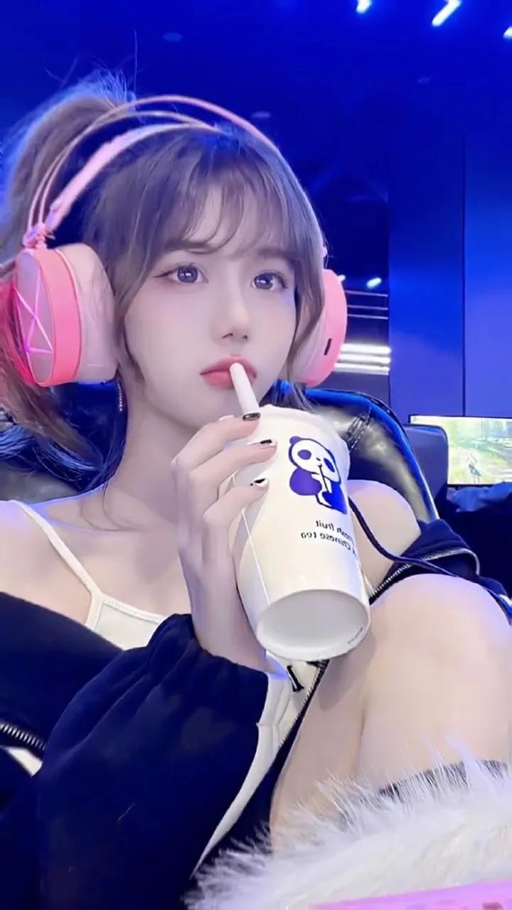 戴耳机的小姐姐,有你最爱的嘛?美女