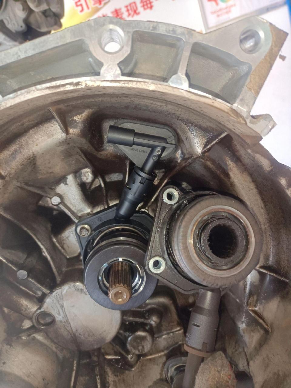 福特福克斯分离轴承漏油,挂不进档,更换离合三件套,维修保养美容有位
