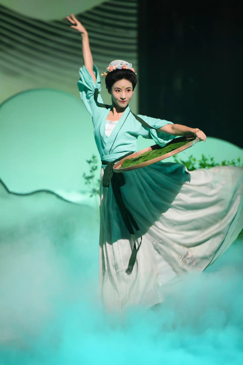 美好年华研习社#孙芮跳采茶舞好美,这样的节目也好有意义,认识了采茶