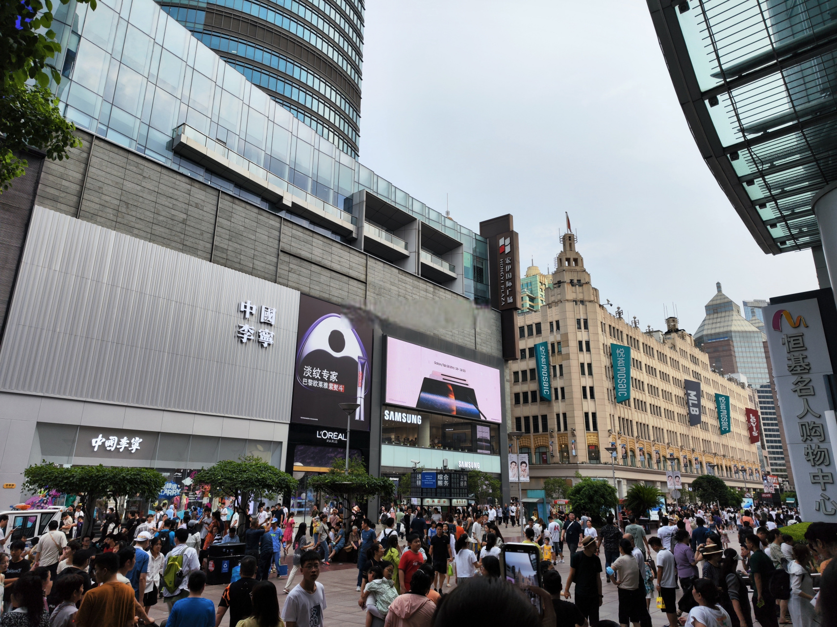 上海市南京路步行街周边,这人气爆棚了