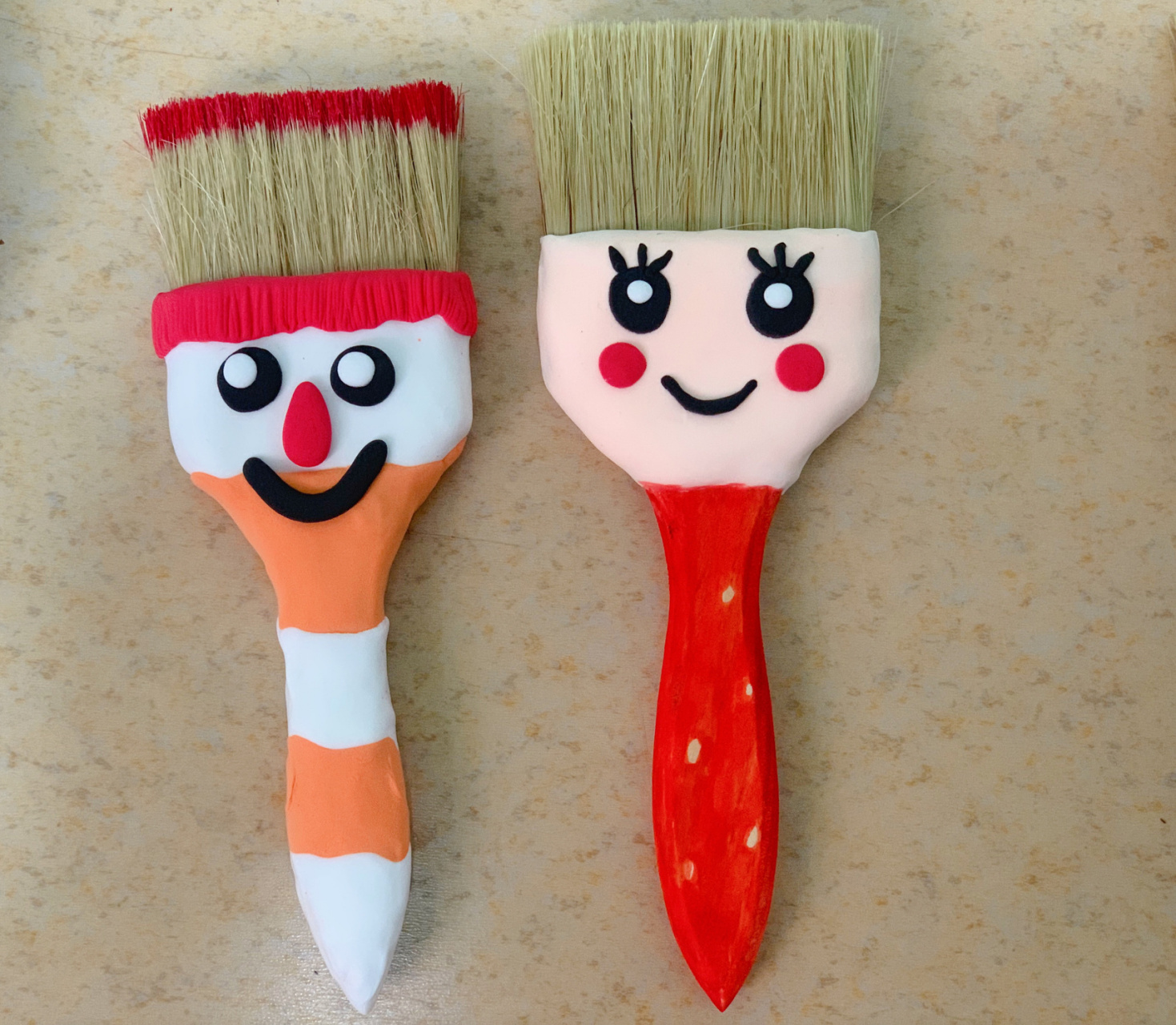 幼儿园环创—刷子大变身 材料:羊毛刷,轻粘土,丙烯颜料,马克笔 幼儿园