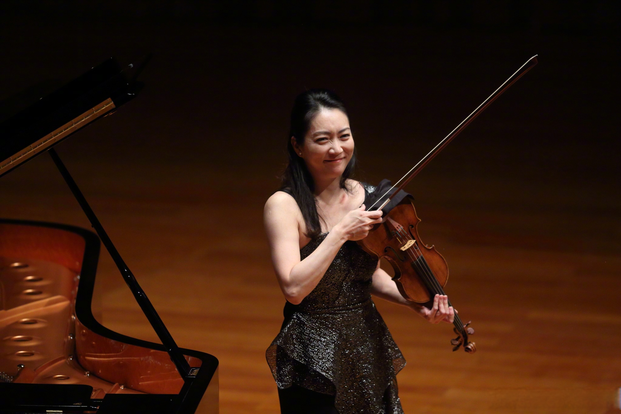 今晚,著名小提琴家诹访内晶子持瓜奈里名琴,携手钢琴家叶甫根尼