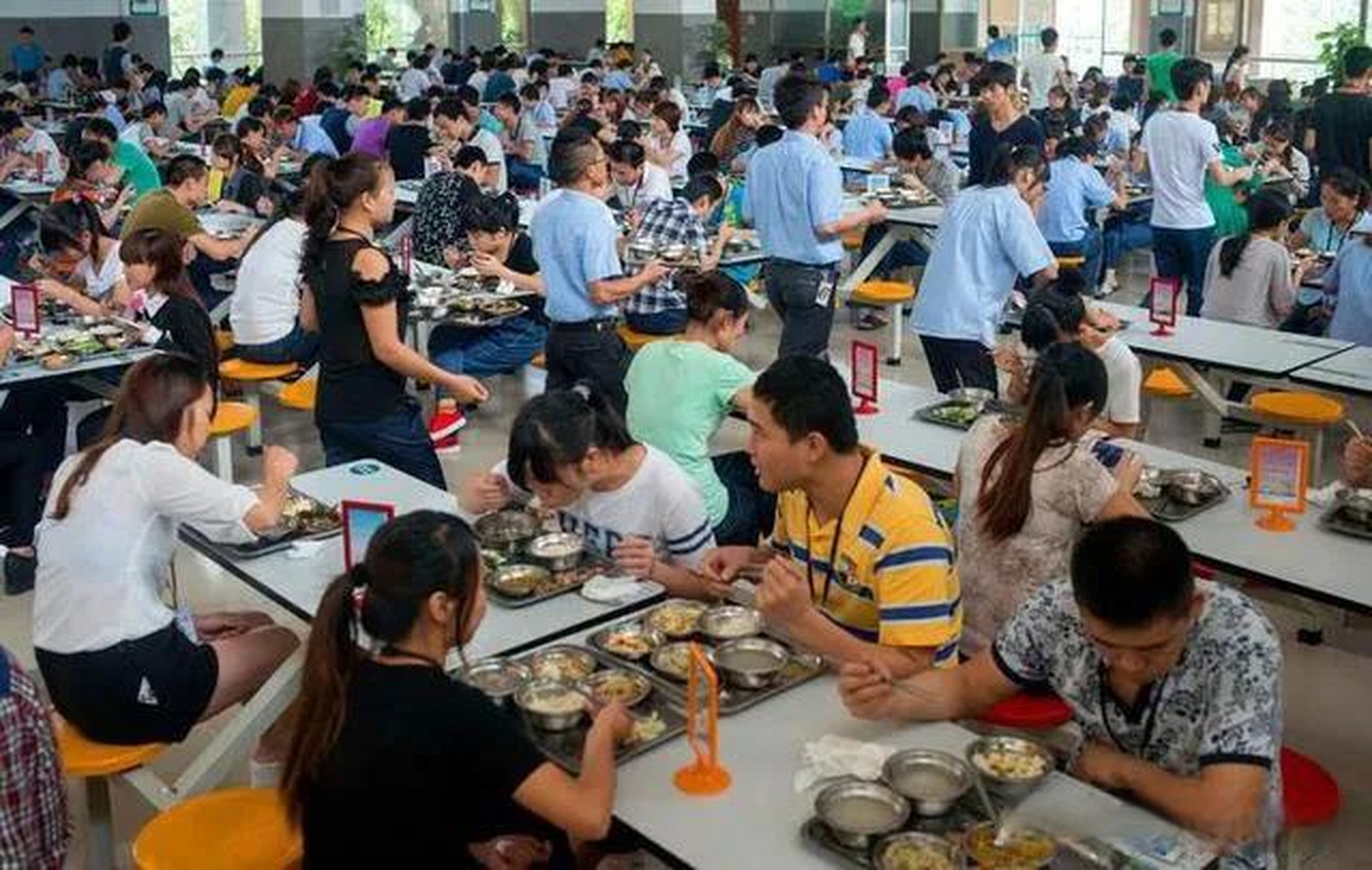 公司职员小谭这两天出名了 小谭入职这个公司已经一年半了 当时小谭是