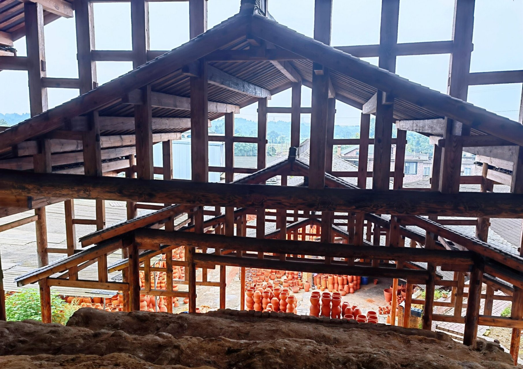 彭州·桂花龙窑 彭州市桂花镇土溪河两岸,蕴藏着质量上乘的粘土,催生