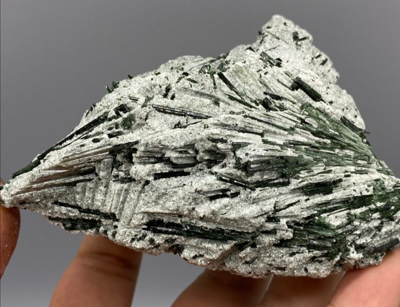 透闪石(角闪石变种)它是由白云石和石英混合沉积后形成的变质岩,晶体