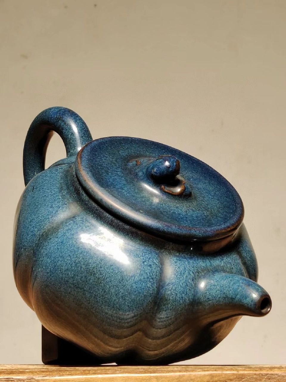 (葛明祥制)挂釉紫砂壶 (葛明祥制)挂釉紫砂壶 器型工整 出水流畅 品相