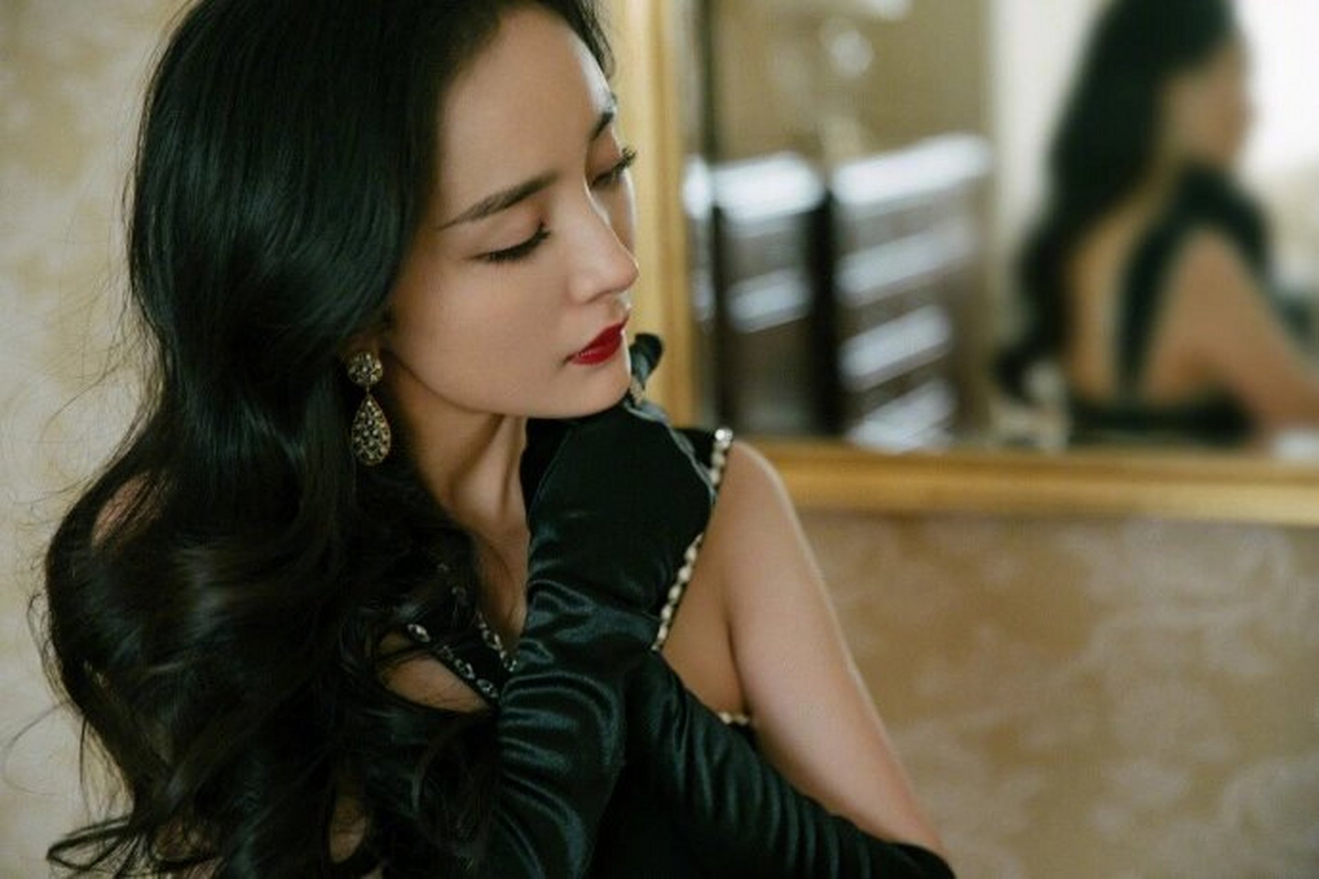 杨幂|复古黑手套搭配一袭修身长裙91