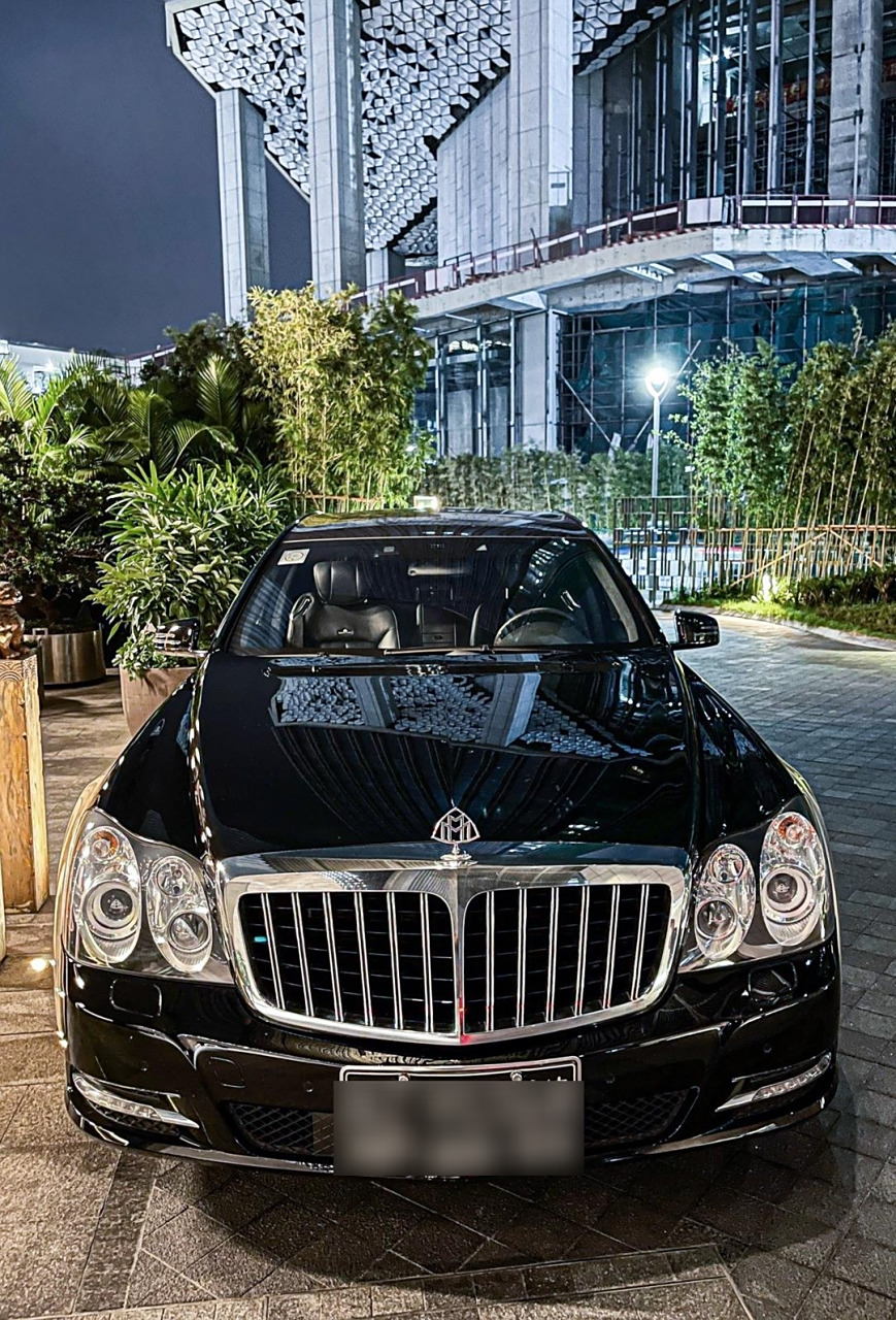深圳街头偶遇马云同款座驾迈巴赫62s,双拼的颜色气场满分99