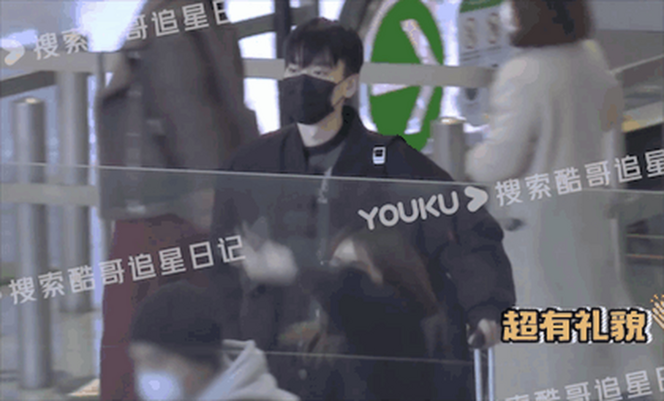 庞博与老婆一同现身机场# 近日,#庞博# 带着老婆与好友一同现身机场.