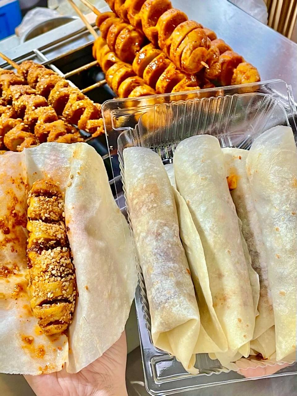 青岛李村夜市01小饼卷面筋10元7个01太香了 看朋友发的被馋到了!