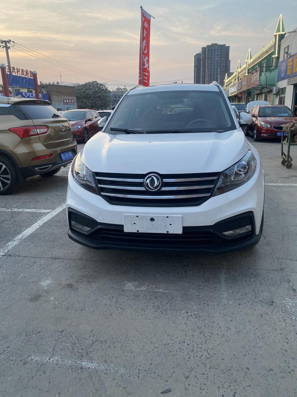 5t新款东风风光580七座越野高配,后视镜自动折叠,天窗,无钥匙介入