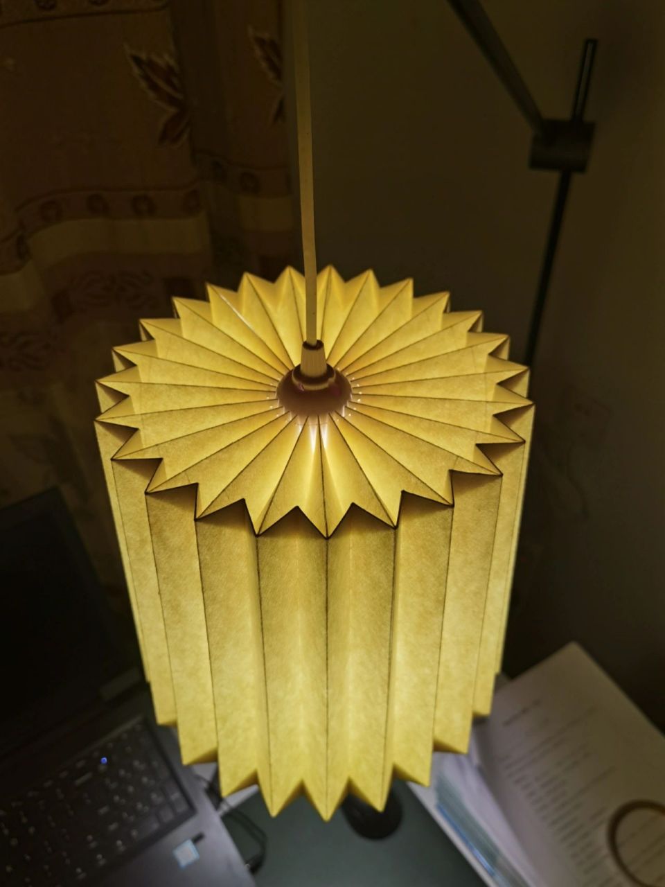 两张卡纸制作高颜值百褶灯灯罩 95制作灵感来自哔站的书本灯,支架与