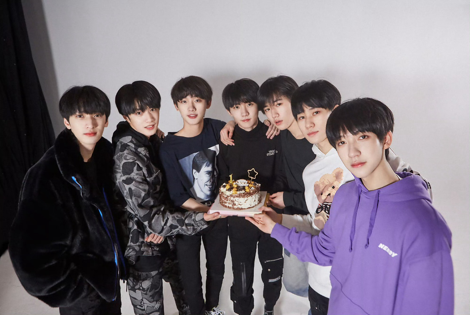 咪咕星鲜事##时代少年团又有新合照了#出道四周年快乐!